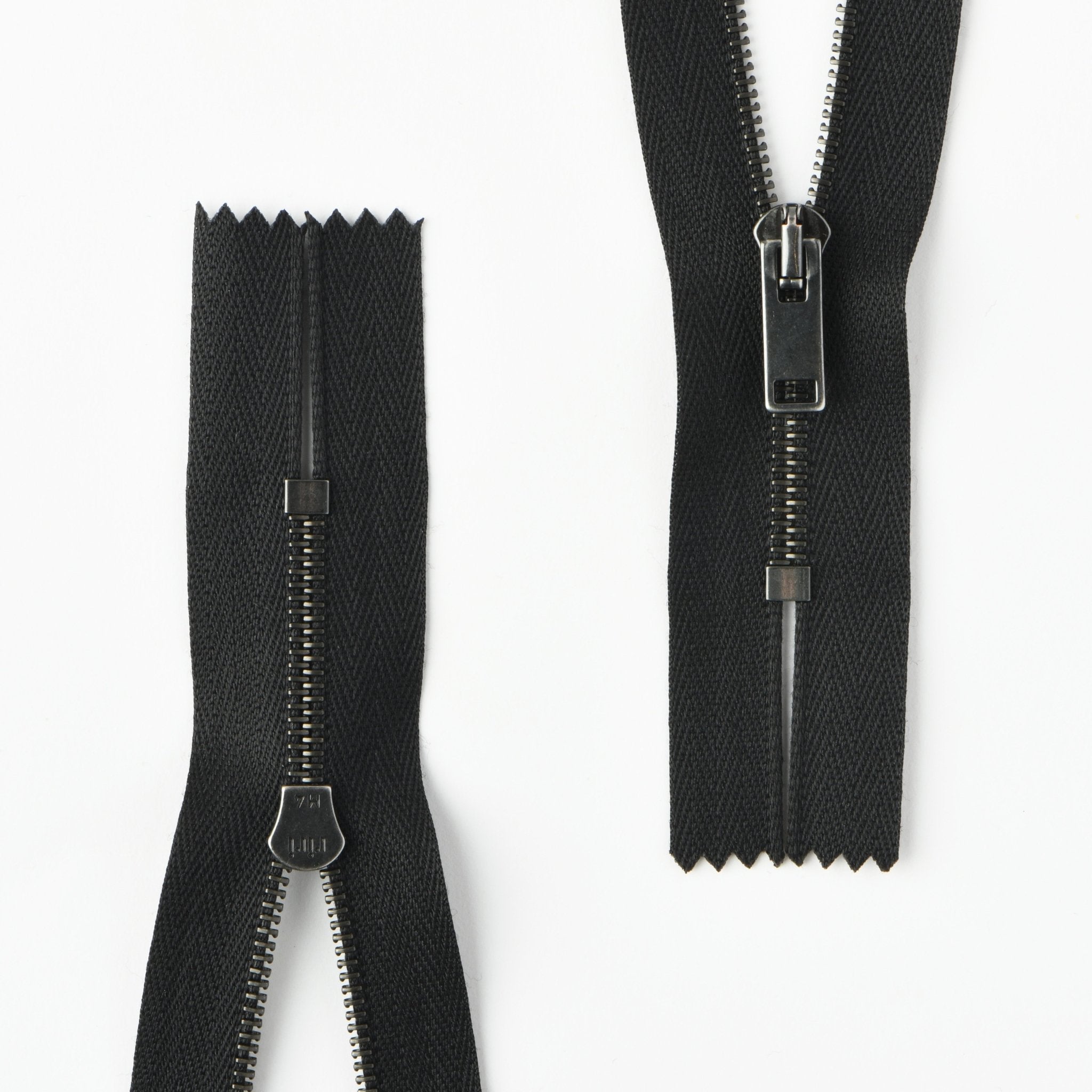 RIRI Black Metal, M4, 3T, 24cm, Closed end zip - Galedi Pins