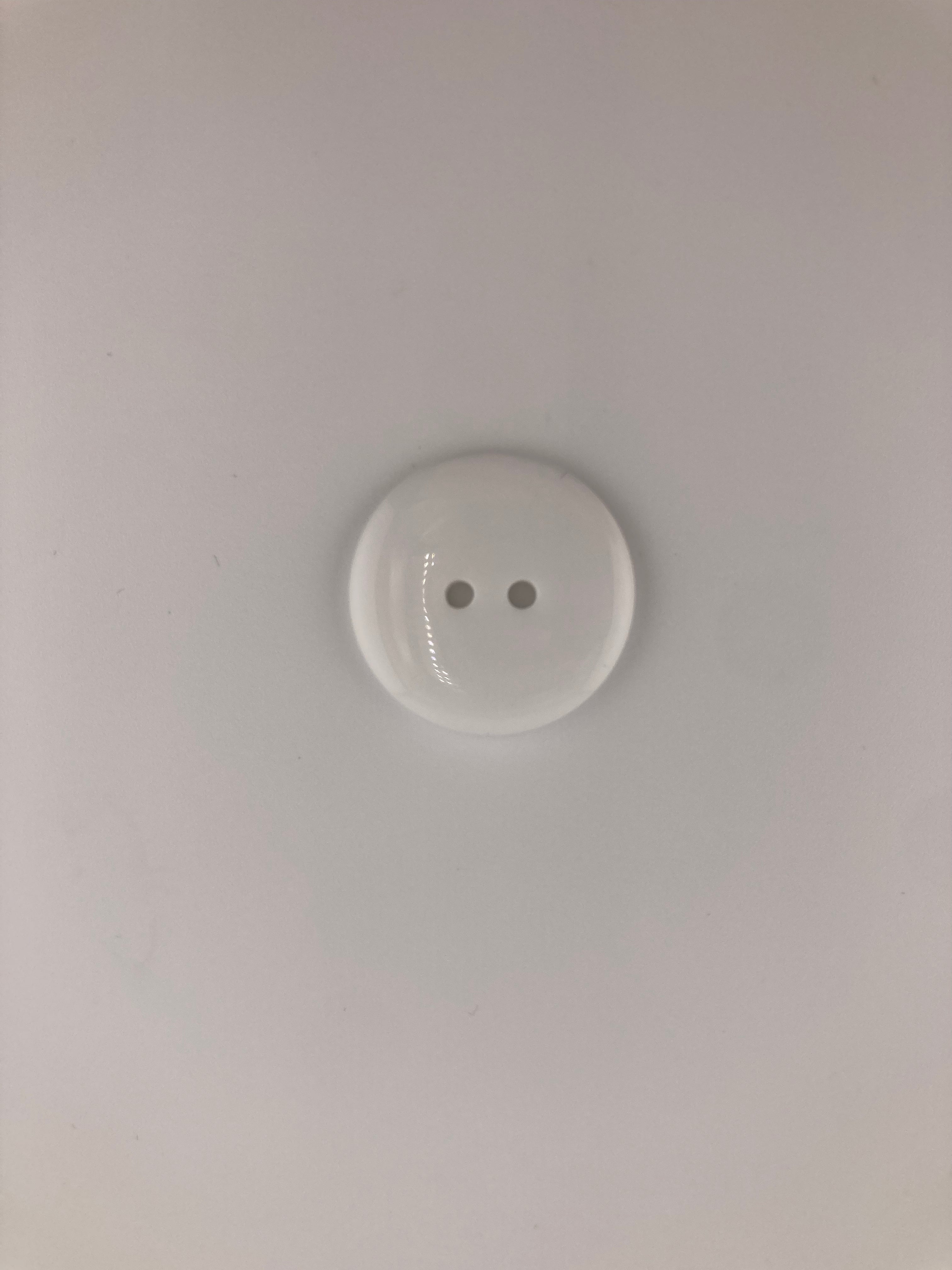 Белая пуговица 26 мм, 2 отверстия