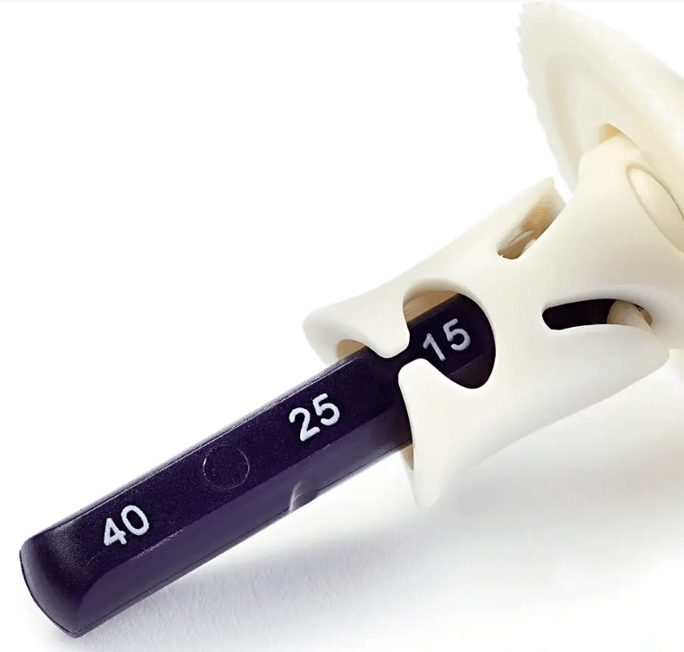 Prym.ergonomics parallel tracing wheel with dark violet chalk and markings for 15, 25, and 40mm seam allowances.