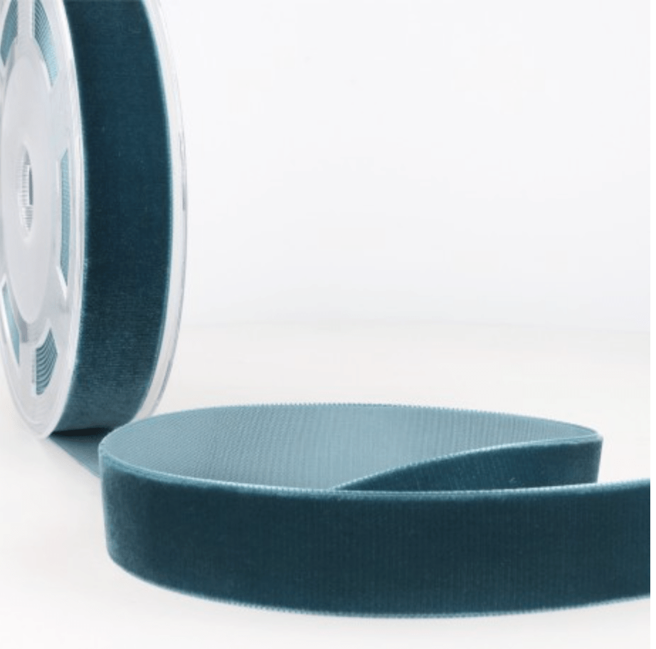 Rouleau de ruban de velours bleu sarcelle de haute densité de 7 mm de large.