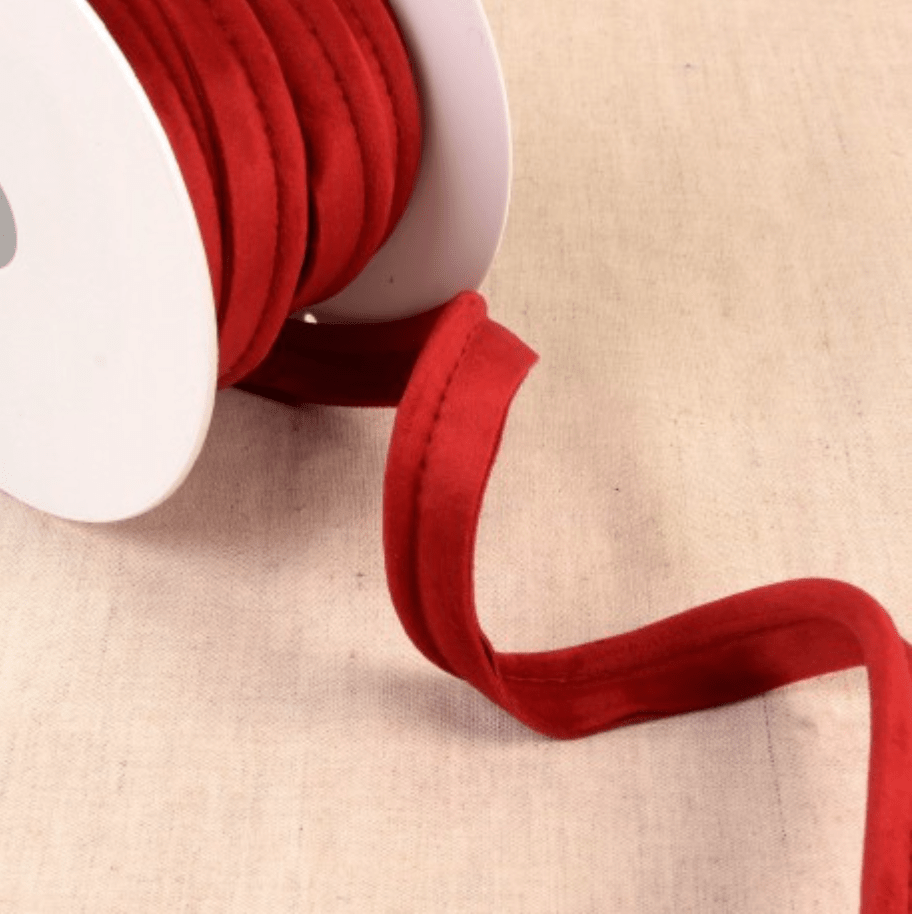 Stephanoise velvet piping cord in red, wound on a white spool.