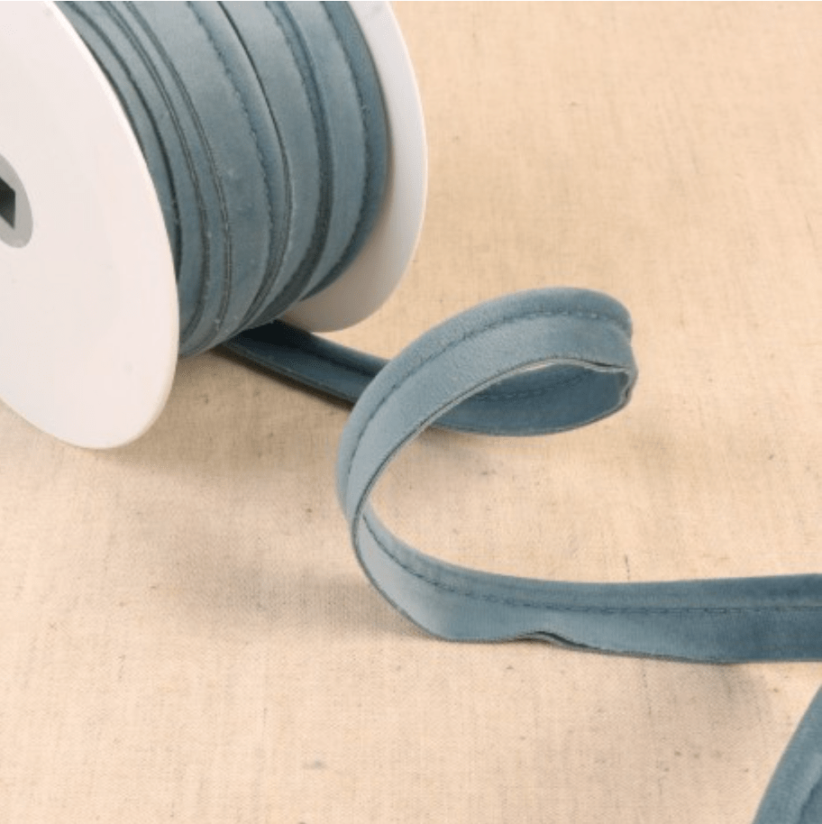 Stephanoise velvet piping cord in a muted blue-grey color.