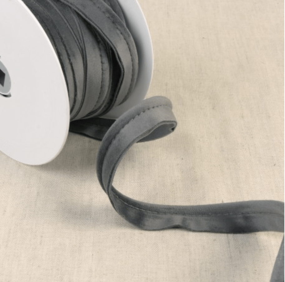 Stephanoise velvet piping cord in gray on a white spool.