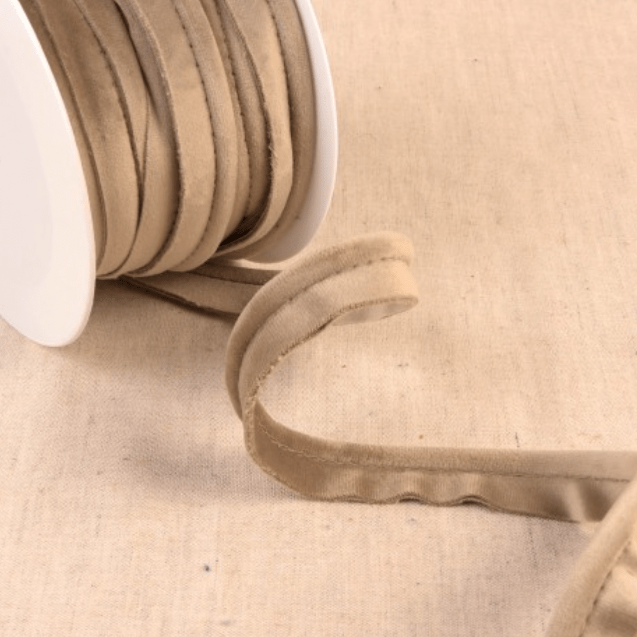 Stephanoise velvet piping cord in a light brown color.