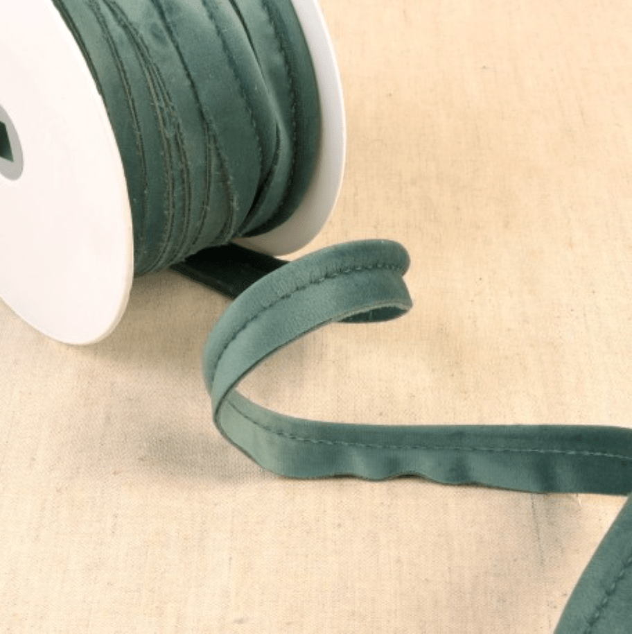 Stephanoise velvet piping cord in a dark green color.