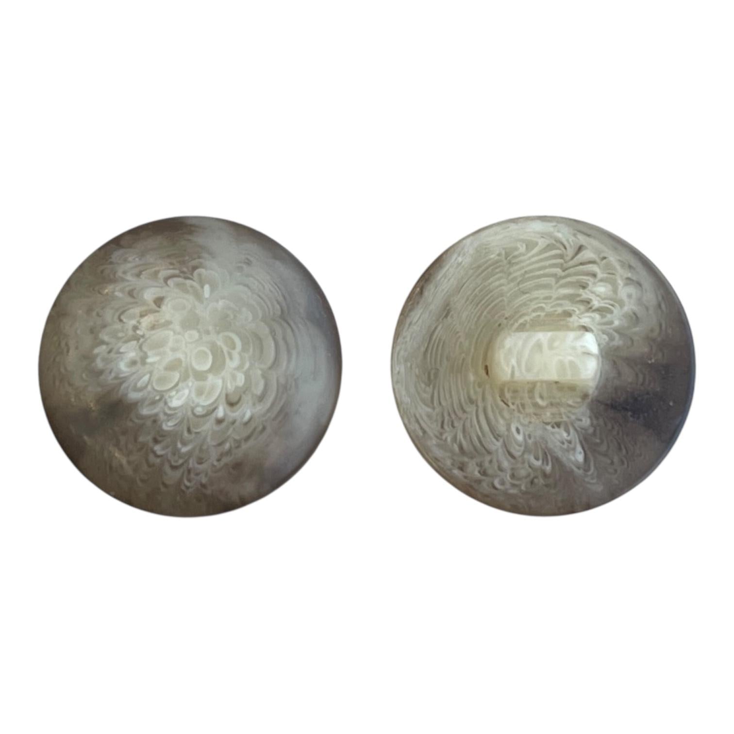 Front and back view of a 20mm round shank button with a brown and cream marbled pattern.
