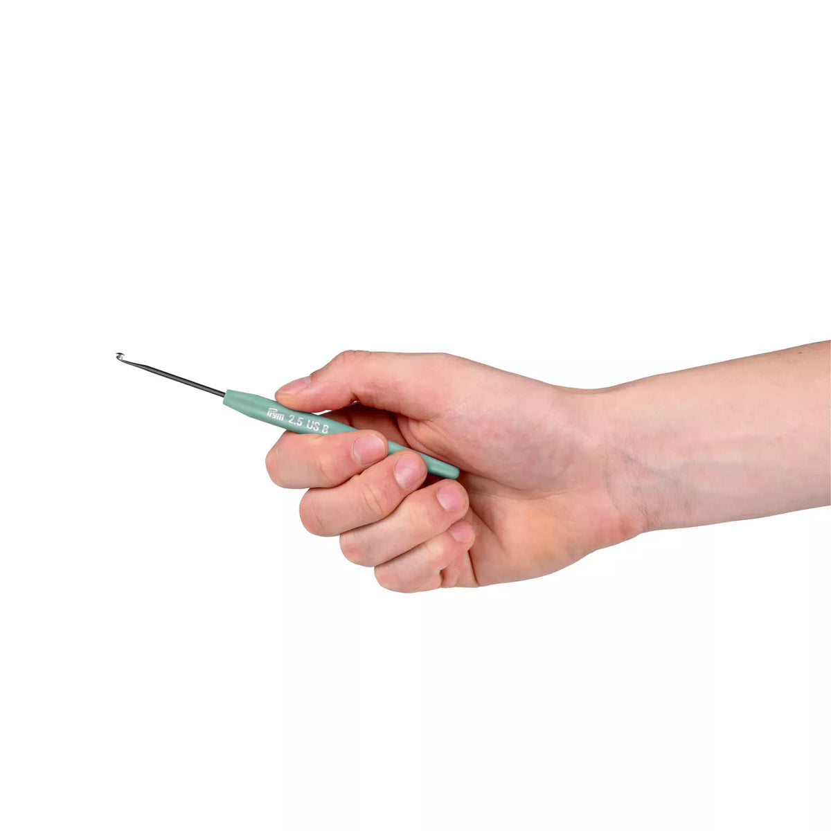 Hand holding a Prym 2.5mm amigurumi crochet hook with a linden green soft-grip handle.
