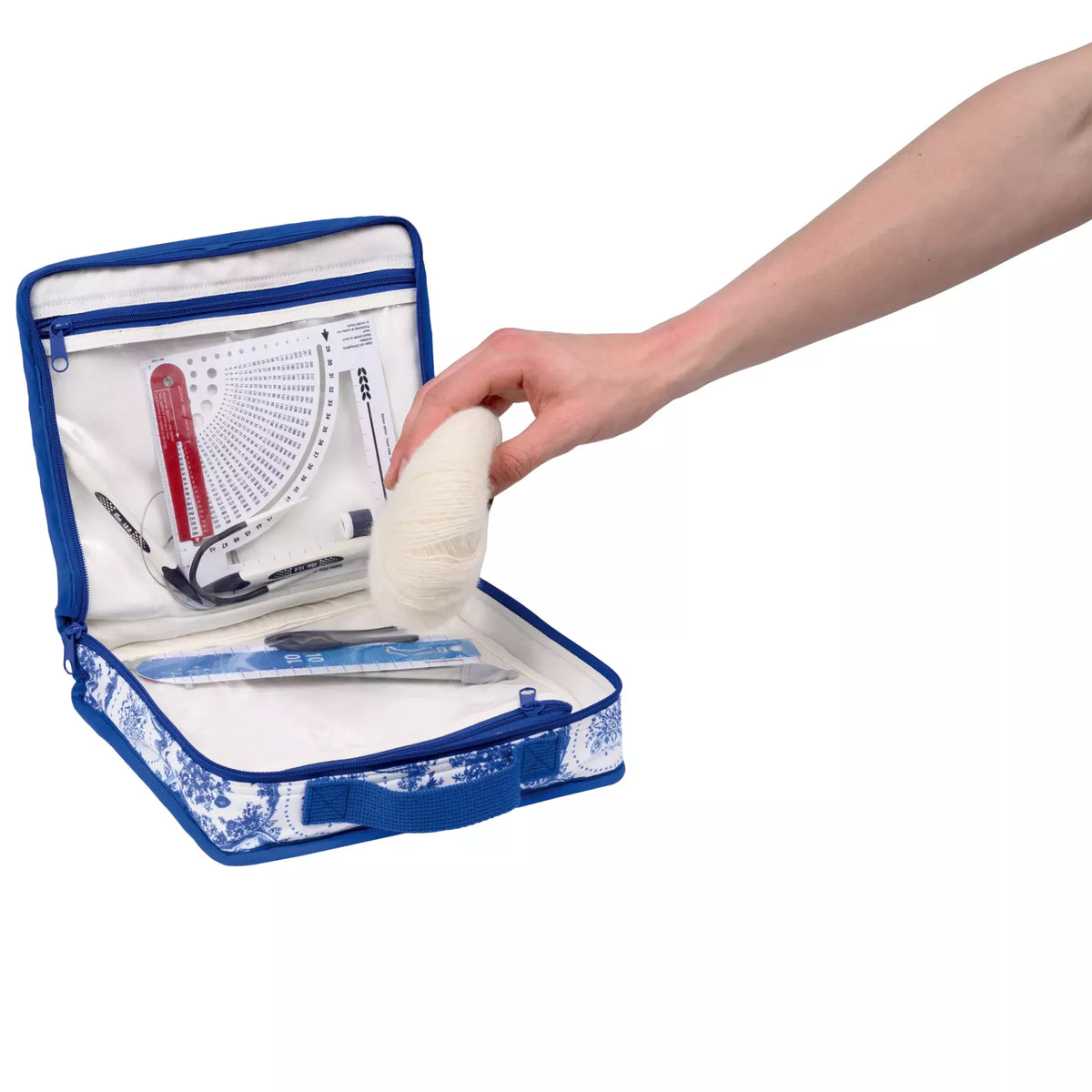 Open All-in-one bag Mini Delft Blue with transparent pockets holding knitting tools and yarn.