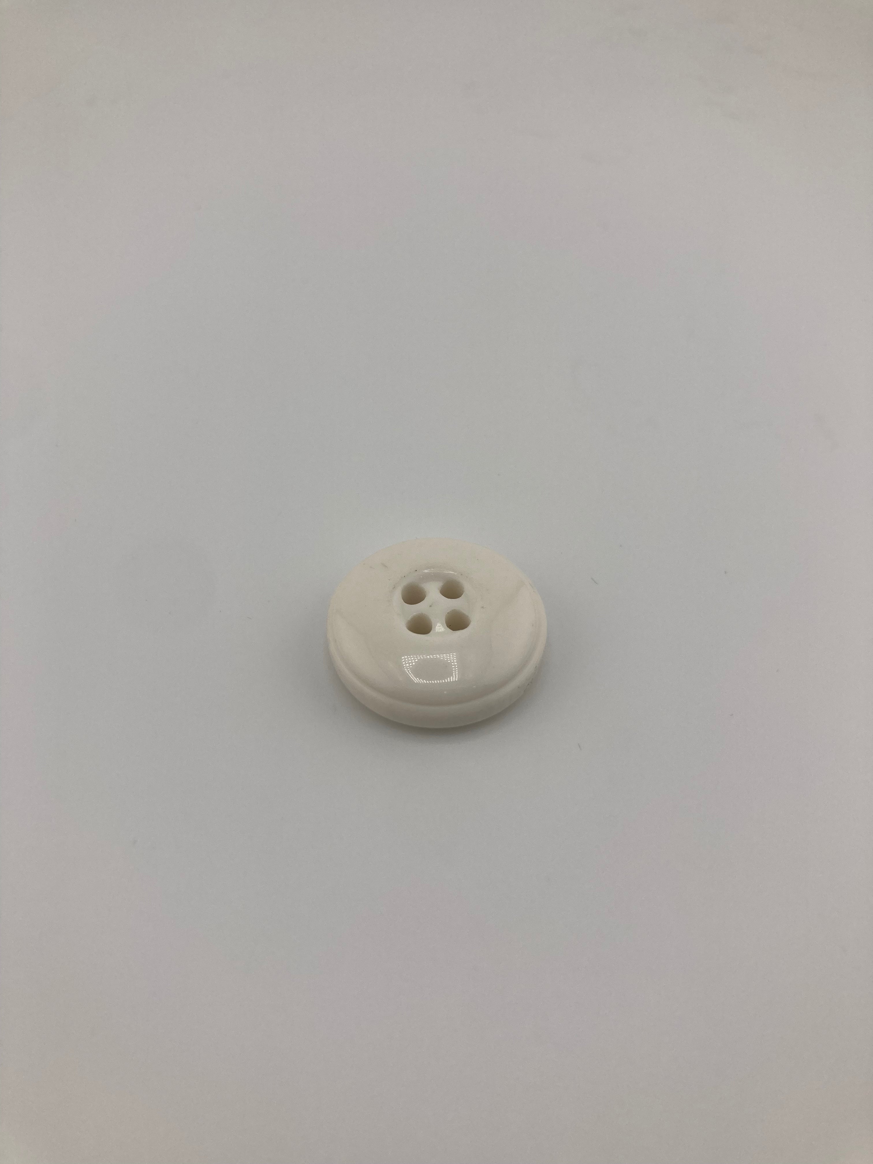 Кнопка молочно-белая, 4 отверстия, 24 мм