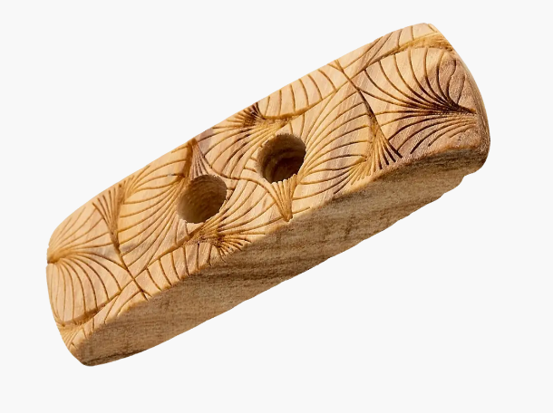 Wooden toggle 2-holes, Graphic pattern, 35mm, beige