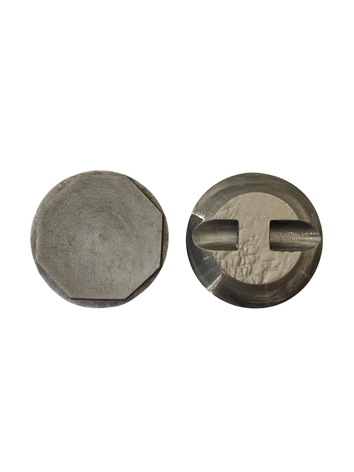 Front and back views of a 25mm grey octagon-shaped shank button.